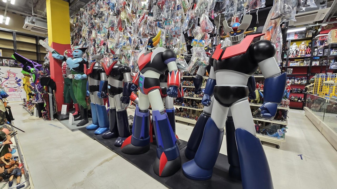 美少女から等身大ロボまで!?製薬会社の倉庫内に3万点が眠る「万協フィギュア博物館」