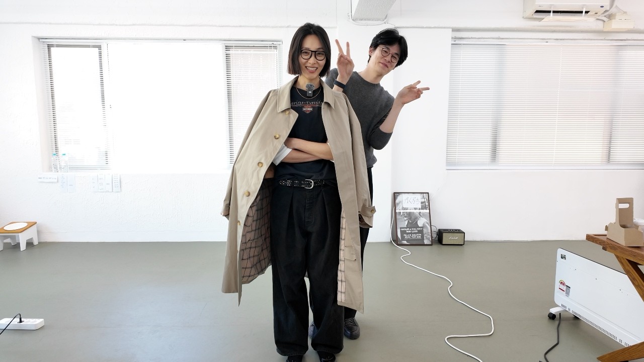 봄이 올 것 같아서 내가 입으려고 꺼낸 싱글 코트인데 왜 너가 입고 있어??