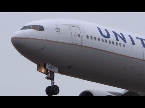 United Airlines Boeing 777-200 Landing Runway 28 at Chicago O'Hare ...
