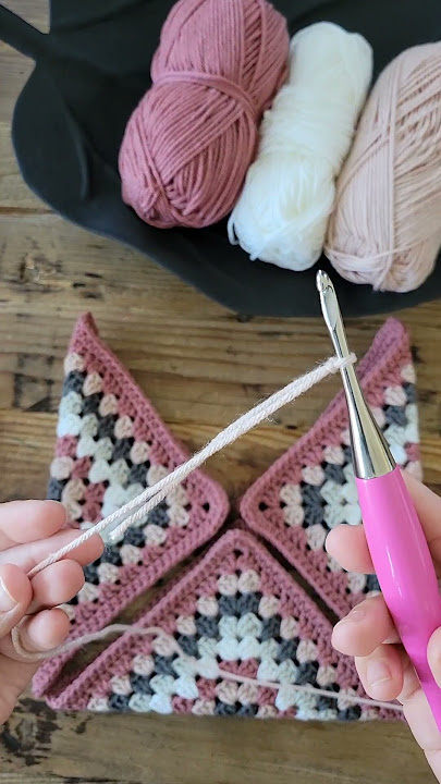 Beginner Crochet Bag Using 3 Granny Squares #beginnercrochet #crochettutorial