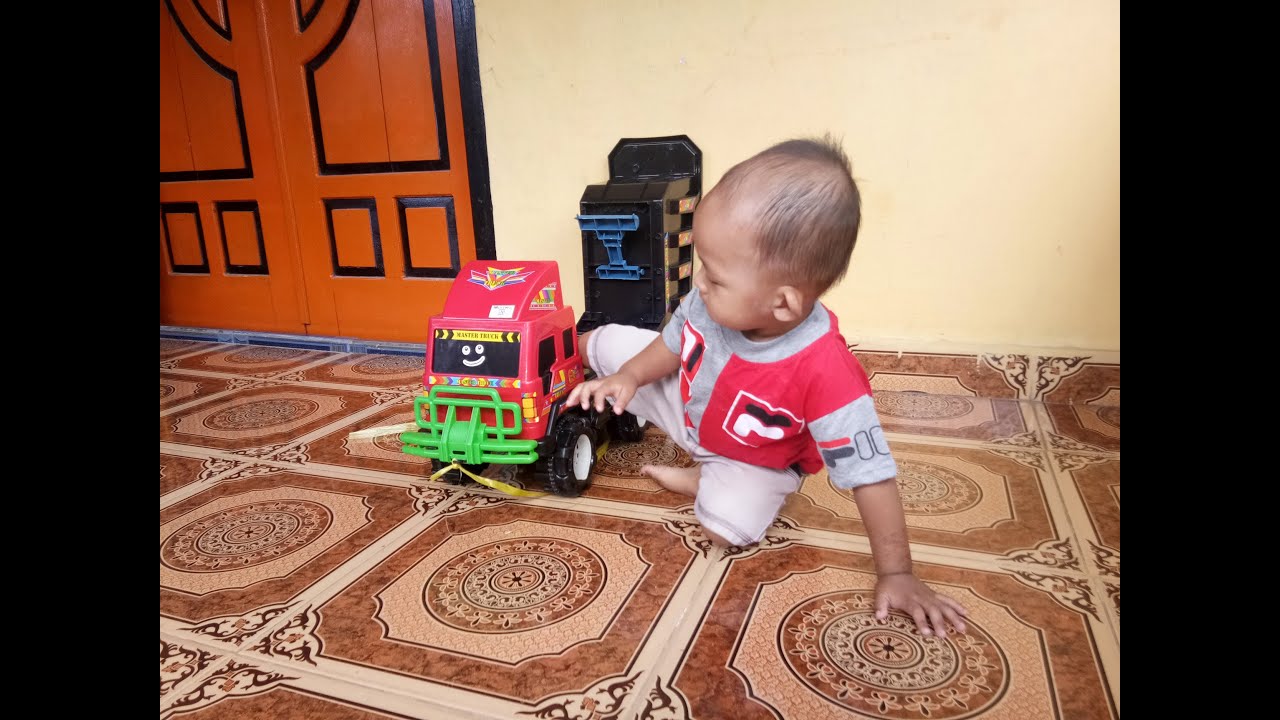 Horee anak kecil  lucu bermain dan duduk di mobil truk  