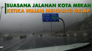 Suasana Jalanan Kota Mekkah Ketika Mendung gelap dan Hujan Deras