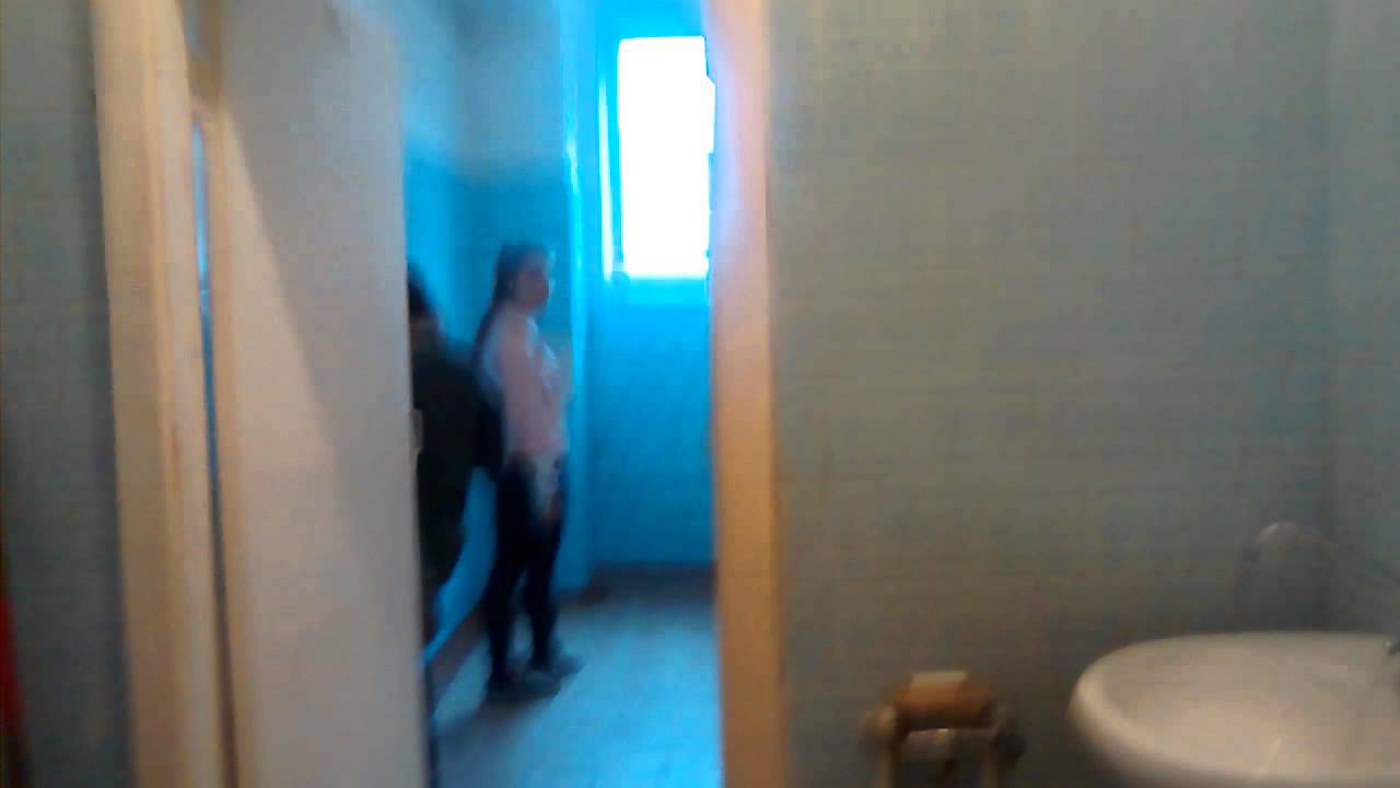 Фото скрытой камеры женщин. Камера в школьной душевой. Женский туалет скрытой камерой. Видеокамера в туалете.