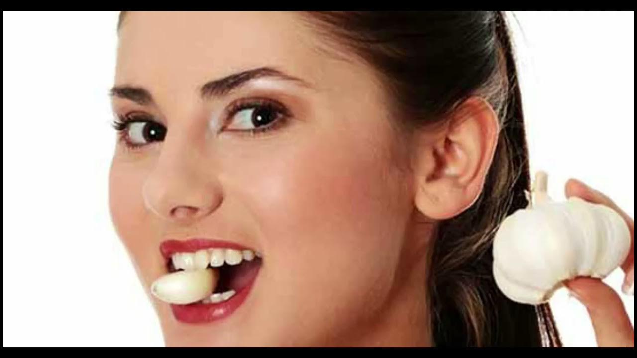 Как избавиться от чеснока во рту. Девушка ест чеснок. Чесночный запах. Человек ест чеснок. Человек ест чеснок фот.