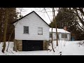 Abandoned Retro Bungalow with Some Amazing Wallpaper!!