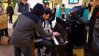 Amazing improvisation piano players at train station in Paris Resimi