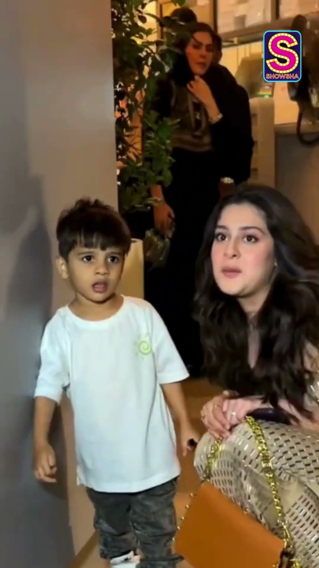 Isha Malviya Looks Cute While She Try's To Click Picture With Her Little Fan | Bollywood Arena |N18S