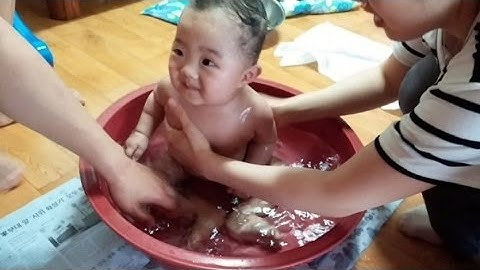 조카 성준이의 시원한 목욕 - 아프리카TV 신짱아못말려