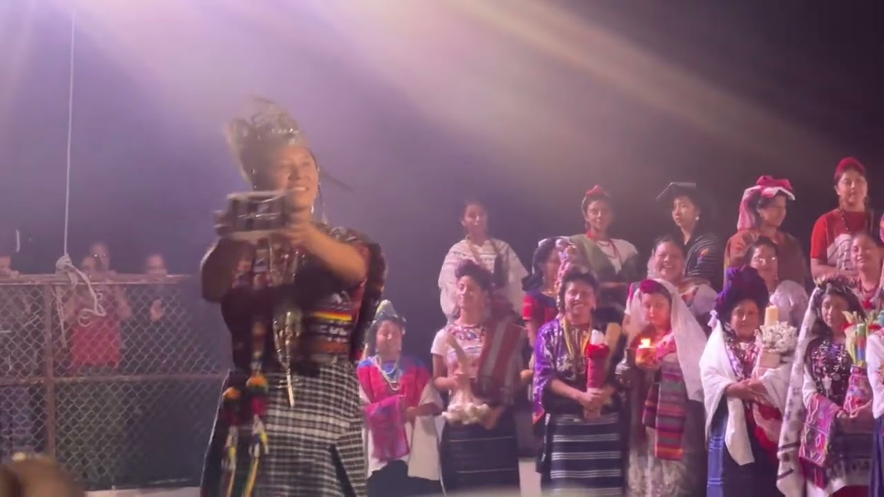 Momento en que fue nombrada la nueva “Rabin Ajaw” 2024-2025 y su investidura