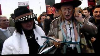 John Mccririck gets " a wet willy "