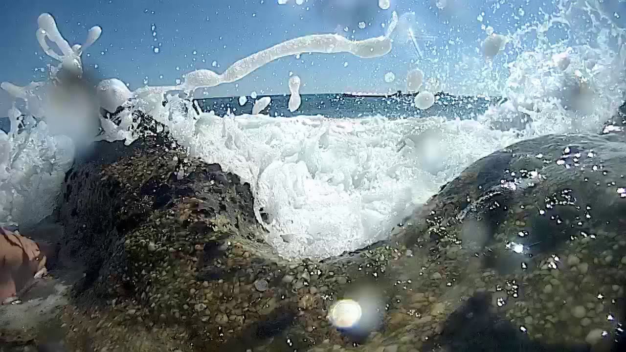 Песня волн видео. Морская волна разбивается о Бастион. Волны бьются о дома видео. Дрейф гладкая вода разбивает волны.