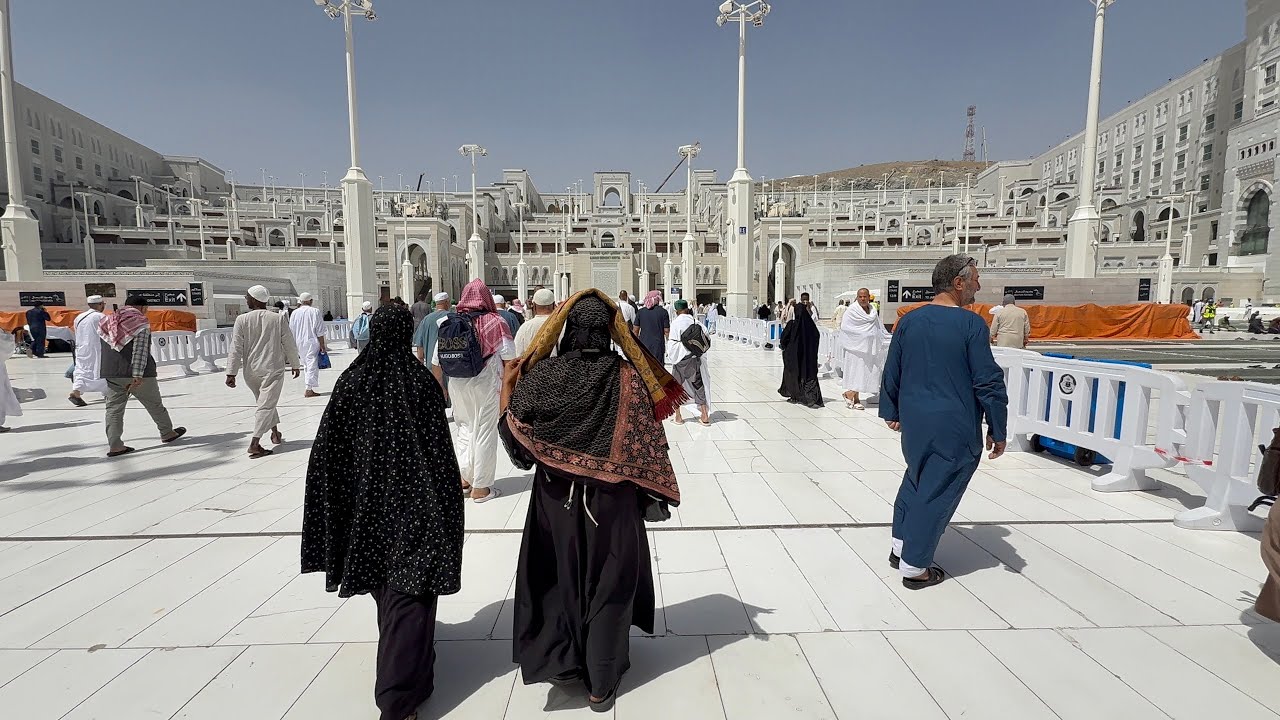 Walking in Makkah Masjid Ul Haram in Ramadan 