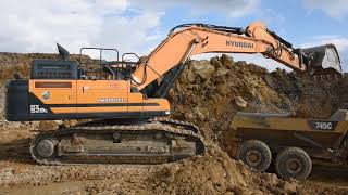 Hyundai 520 loading Cat 745C