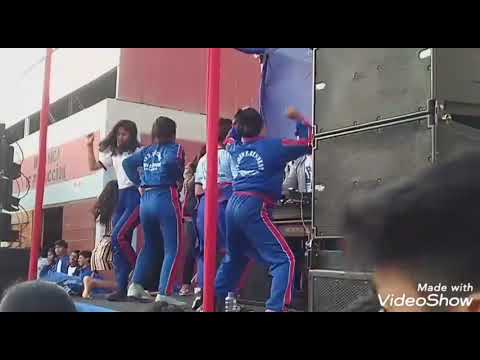 Niñas bailando perreo con el uniforme del colegio..