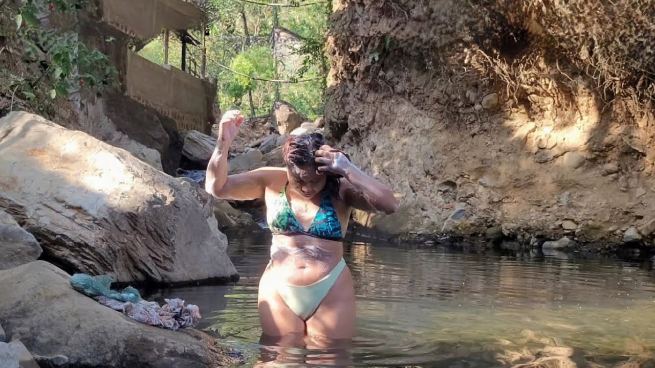 Un rico baño en la posita || me  espian desde arriba ☝️ 