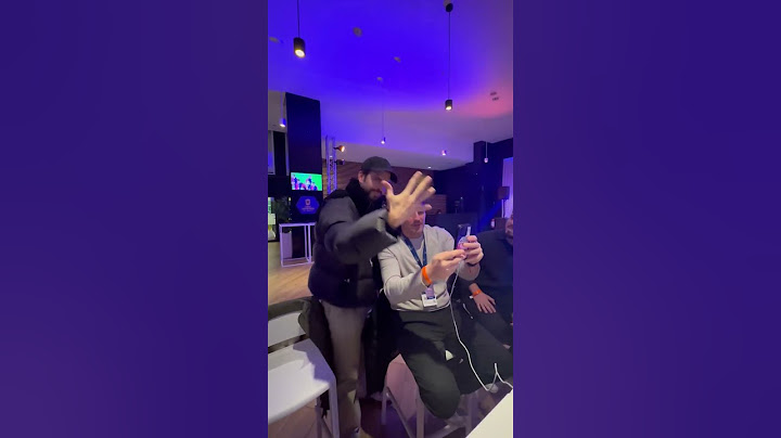 PIQUÉ celebra con una MANITA la SUPERCOPA en la CARA de CASILLAS