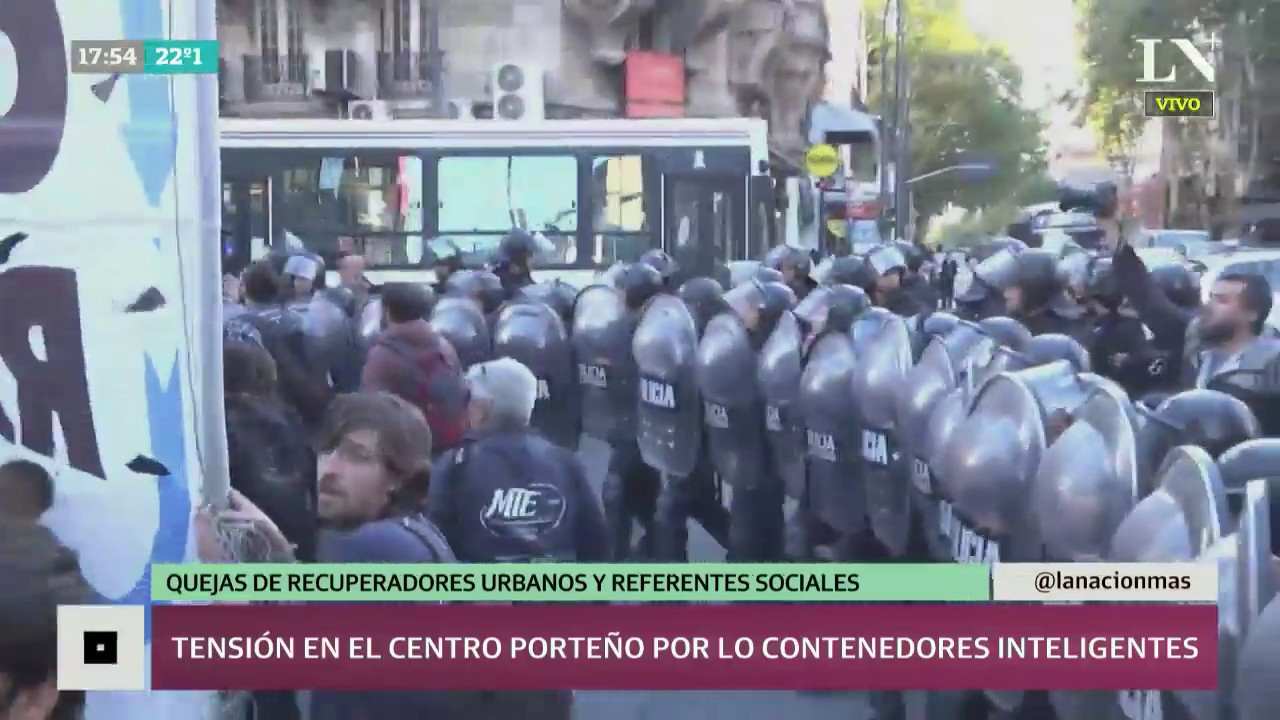 Protestas de cartoneros por los nuevos contenedores inteligentes en Avenida Corrientes noticias argentina de hoy