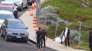 Jesse Mendes e Mikey  Wright brigam depois do freesurf ...