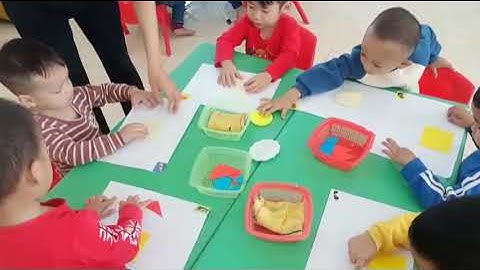 Lớp 3 -4 tuổi c4 tham gia hoạt động tạo hình dán ngôi nhà