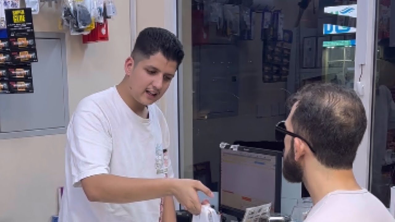 اسقط الرجل الاعمى 70 الف دولار امام البقاله لكن صاحب البقاله فعل شيء صادم؟