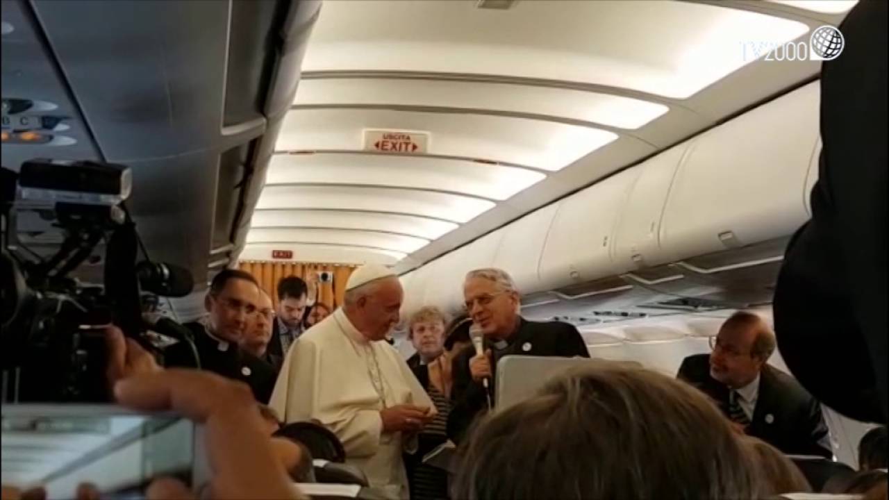 Papa Francesco Dialoga Con I Giornalisti Sull aereo Verso L Armenia 