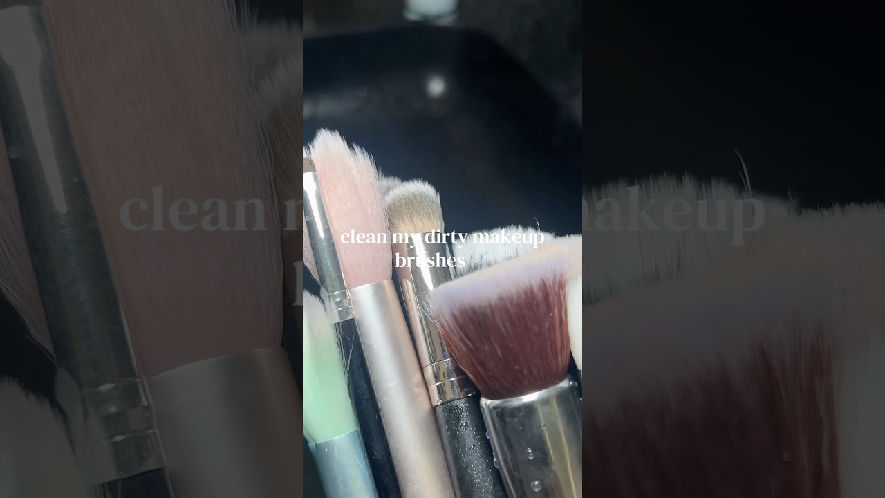 clean my dirty makeup brushes 🫧 #asmr #satisfying #makeupbrushes #beauty #cleanwithme