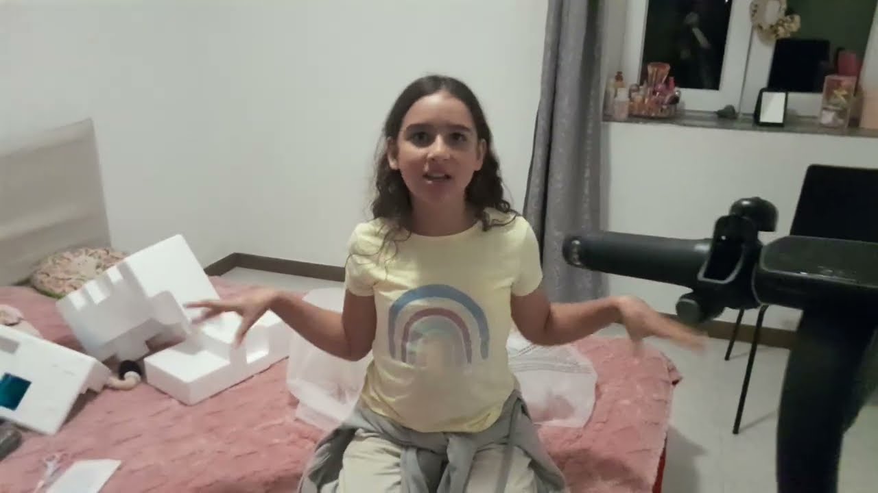 Manuella & Bruna Valdez Em... Mostrando o Trotinete 