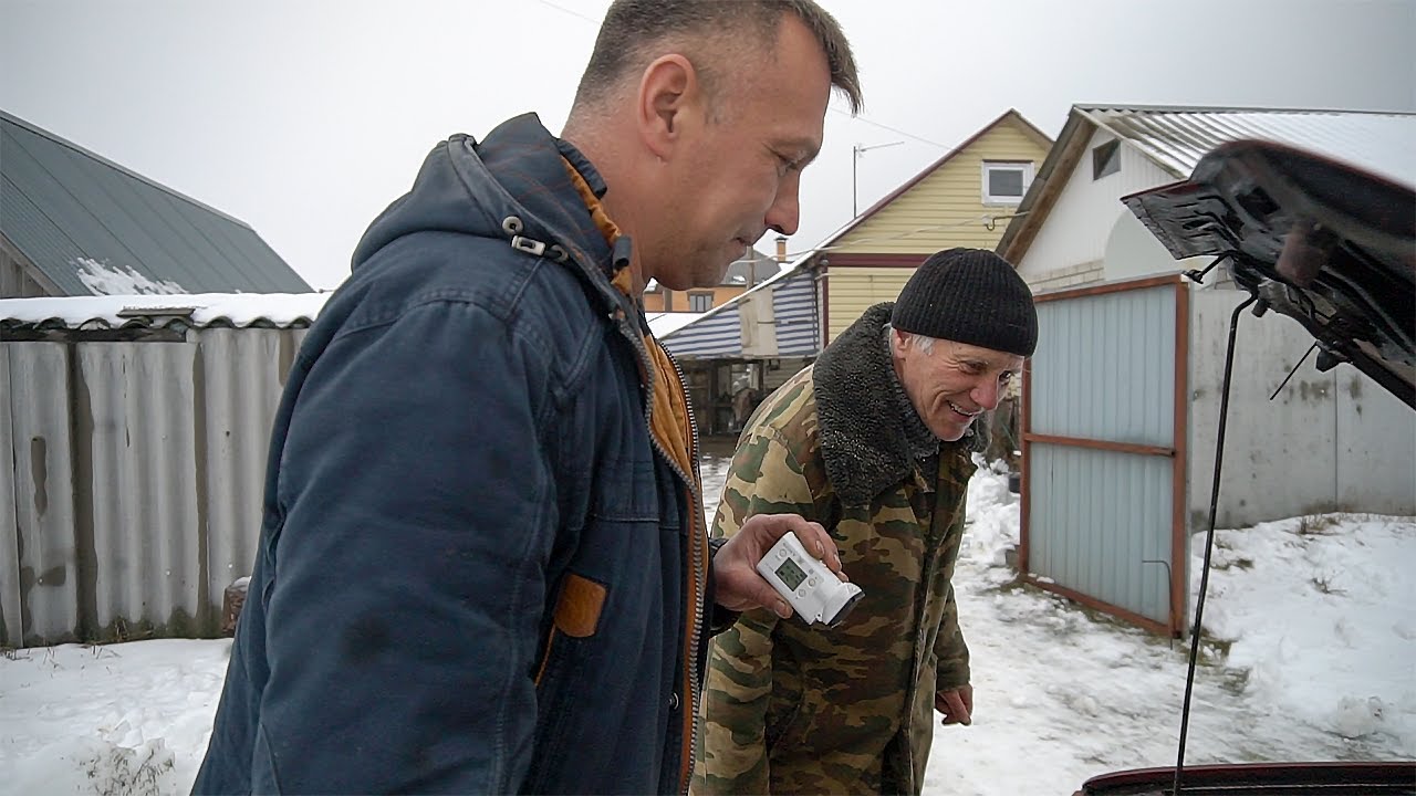 Сосет деду в машине