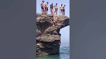 أجمل قفزة بحر من شيخ جزائري اروع لقطة في الصيف الجزائر 