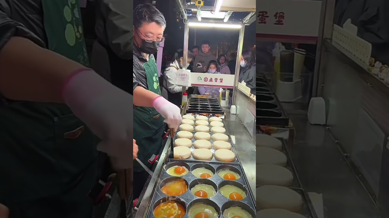 寒风呼呼吹，陕西夜市鸡蛋汉堡摊前挤满“吃货大军”，冬日里咬上一口，哇塞，美哉！#路边摊美味