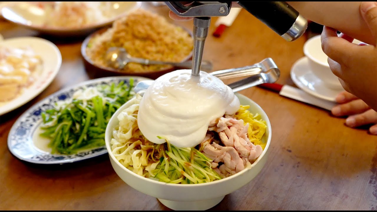 開到凌晨1點的台式餐館！ 翻炒到極致的蛋酥炒飯，獨創台式創意菜色 ！噴射慕斯雞肉涼麵 鐵板番茄咕溜蛋  宮保皮蛋油條 Taiwan-style Cold Noodle Salad