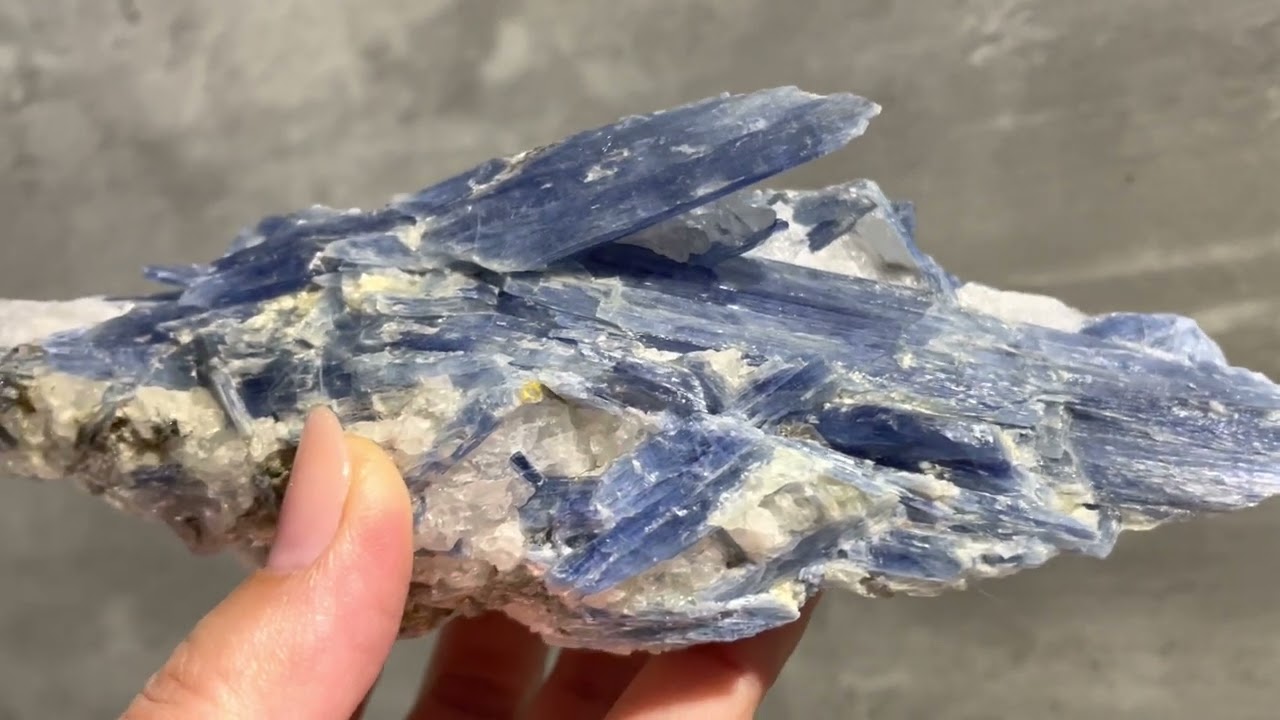 透明感のある結晶が美しい！カイヤナイトクラスター・ブラジル産 
