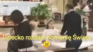 Dziecko Rozdaje Komunię Świętą ....