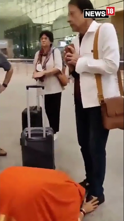 Lord Ram | Viral Video: Woman Touches Feet Of Reel Life Ram at Airport | English News #viralvideo