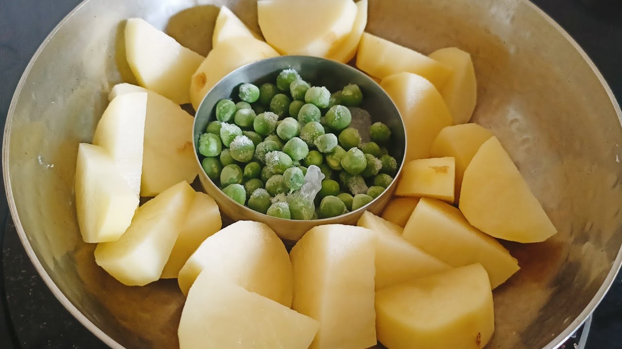 जब भी मैं इस रेसिपी को बनाती हूं तब घर के सारे बच्चे मांग मांग कर खाते हैं | Aloo matar ki kachori |