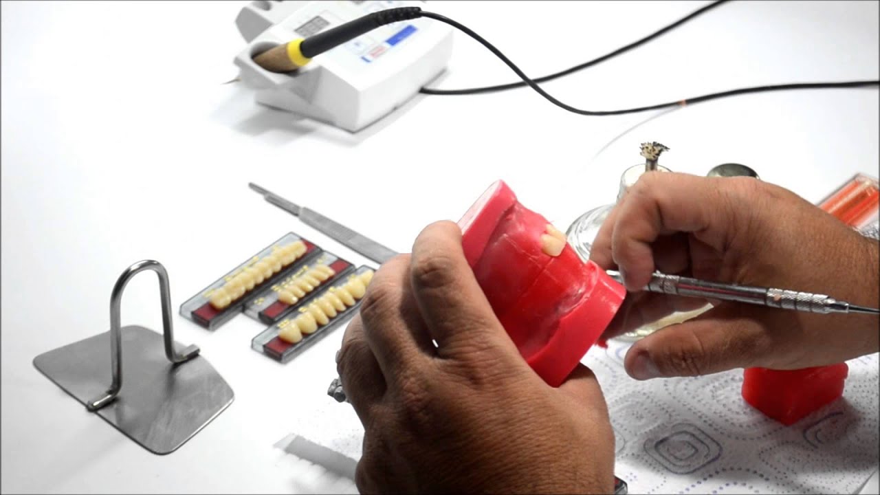 Montaje de dientes anteriores superiores en prótesis total