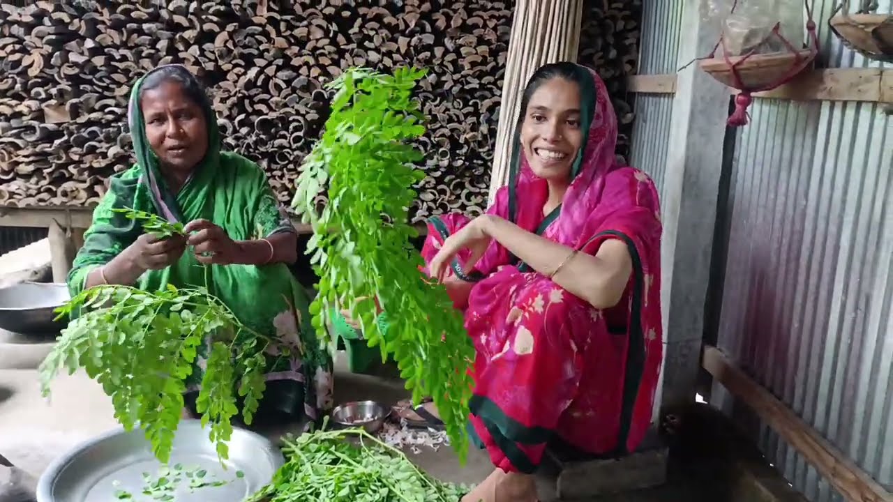 বৃষ্টির দিনে বাড়িতে পিঠা উৎসব সজনে পাতার পেলকা রান্না গরম ভাতের সঙ্গে আলু ভর্তার স্বাদই আলাদা