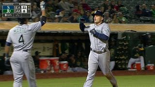 SEA@OAK: Seager pads the lead with a two-run homer