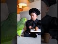 👶🦜 Court is in session… and the parrot is guilty of crying over chips!” 😂The baby judge stays
