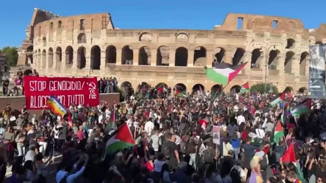 Palestina, corteo sfila al Colosseo cantando 