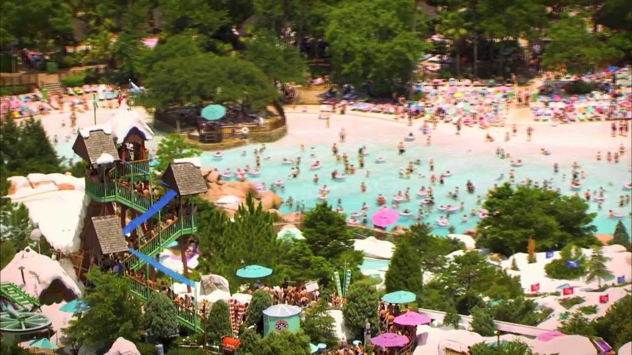 一年を通じて家族みんなで楽しめるドキドキ ワクワクの最高のウォーターパークを日本と世界に渡って10種類選択