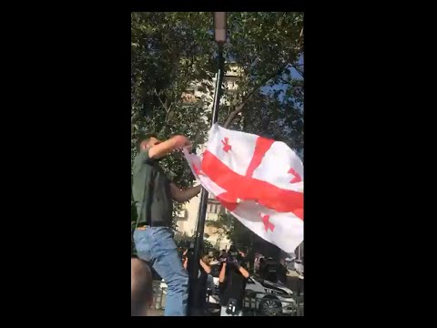 ლეიბორისტებმა გლდანში, სახელმწიფო ბიუჯეტით გაკეთებულ  სკვერში ,,ქართული ოცნების\" დროშები ჩამოხსნეს