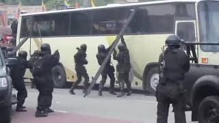 Malaysia's SWAT Team Saves Hostage Inside A Bus screenshot 5