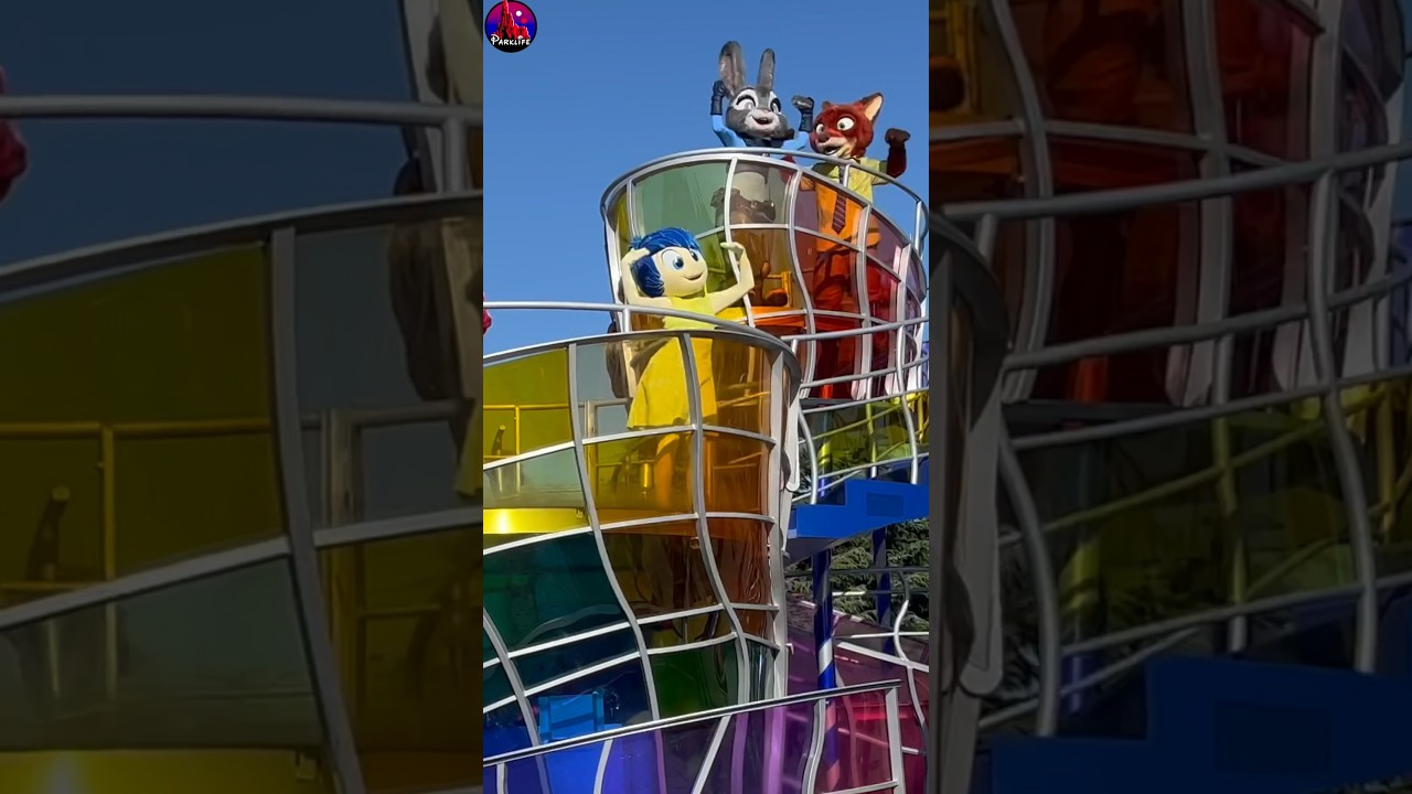 😍 Joy dancing at Disneyland Paris! 