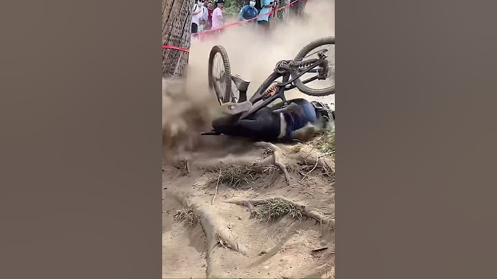 Brutal caída en carrera bicis de montaña#caidabicidemontaña#bici #bicicleta #alvarodelinares#shorts