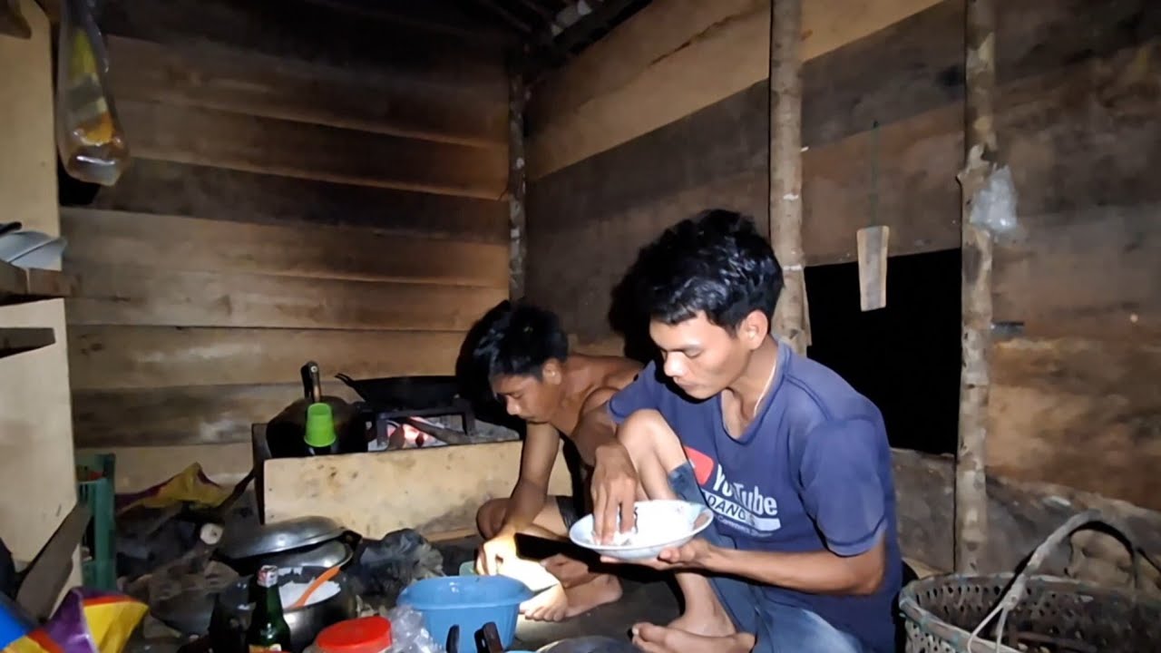 Kedatangan angin kencang saat bermalam di pondok hutan 