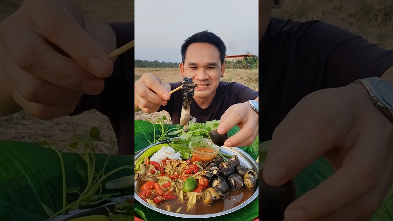 หอยนากินกับส้มตำเผ็ดๆขนมจีนและผักสดๆ