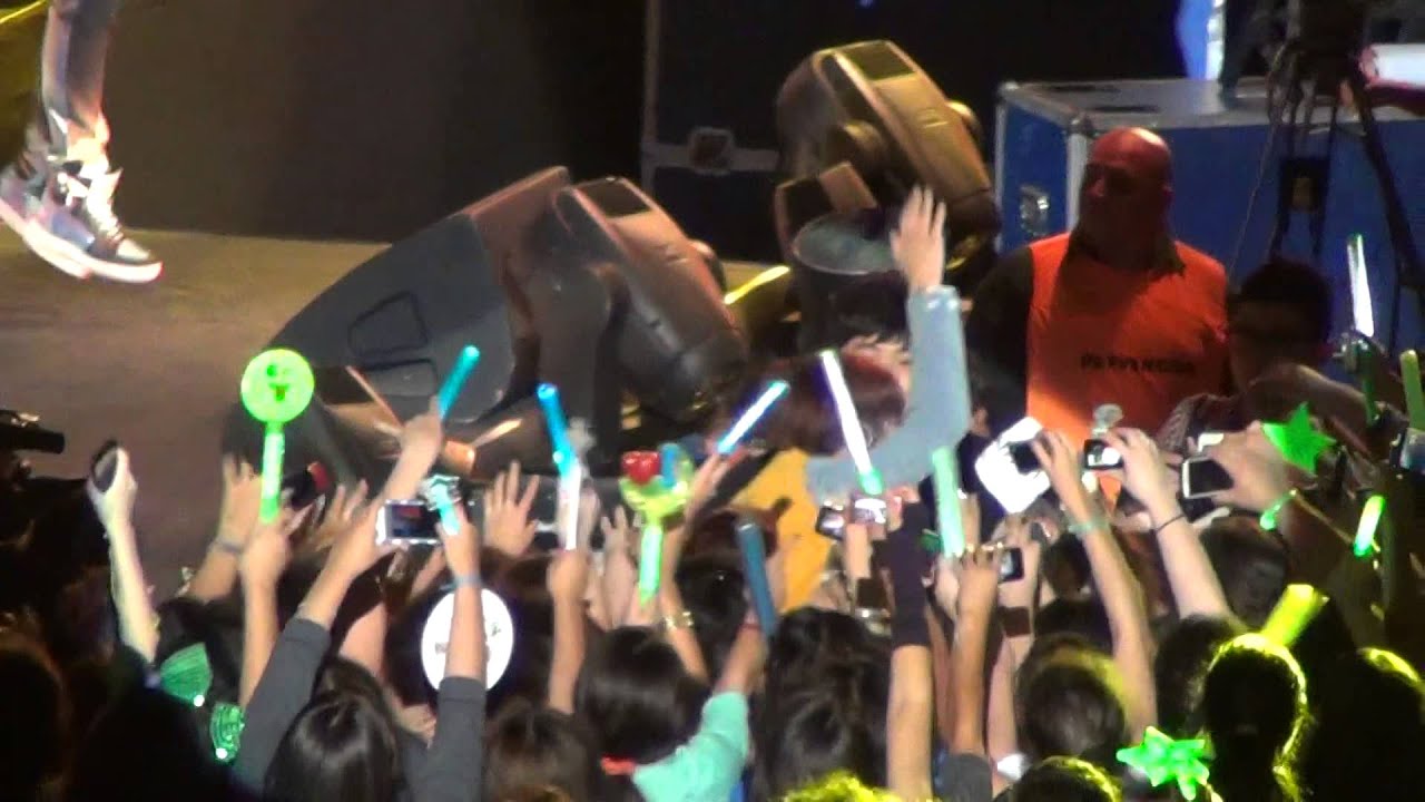 SHINee en ARGENTINA! Los chicos se bajan del escenario!