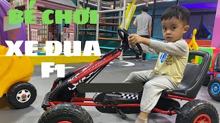 EM BÉ CHƠI XE ĐUA F1\/ BABY PLAYS FORMULA GAMES