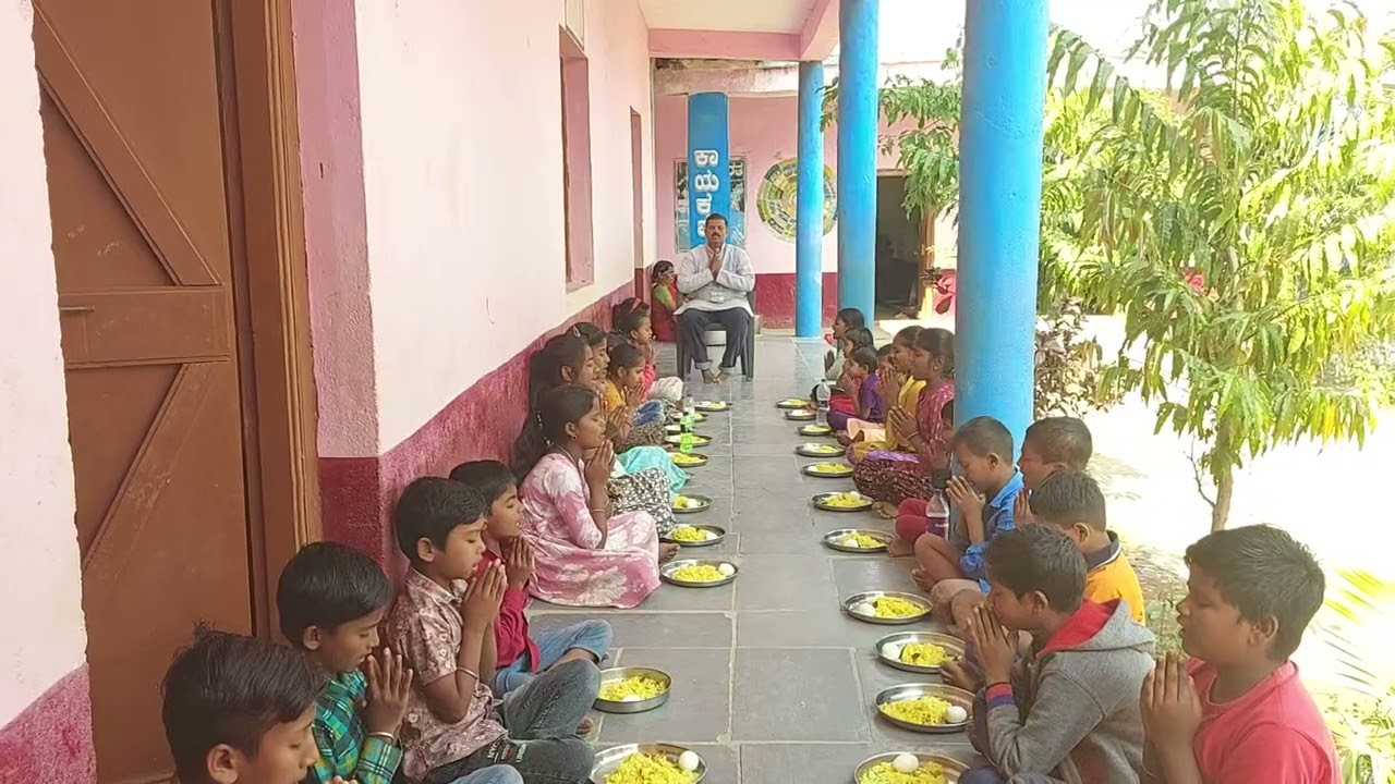 ಬಿಸಿ ಊಟ ಮಾಡುವಾಗ ಶಾಂತಿ ಮಂತ್ರ GHPS GUDIHAL SANGAMESH SHANTAPPA NAVALI 24-12-25